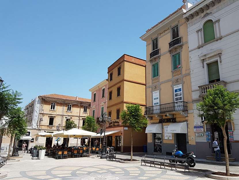 Centrum historického jádra města Olbia na Sardinii.