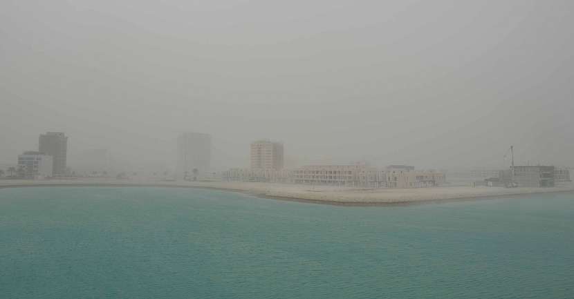 Písečná bouře nad bahrajnskými Amway Islands.