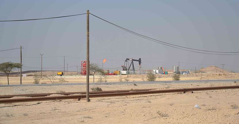 Ropné vrty v bahrajnské poušti