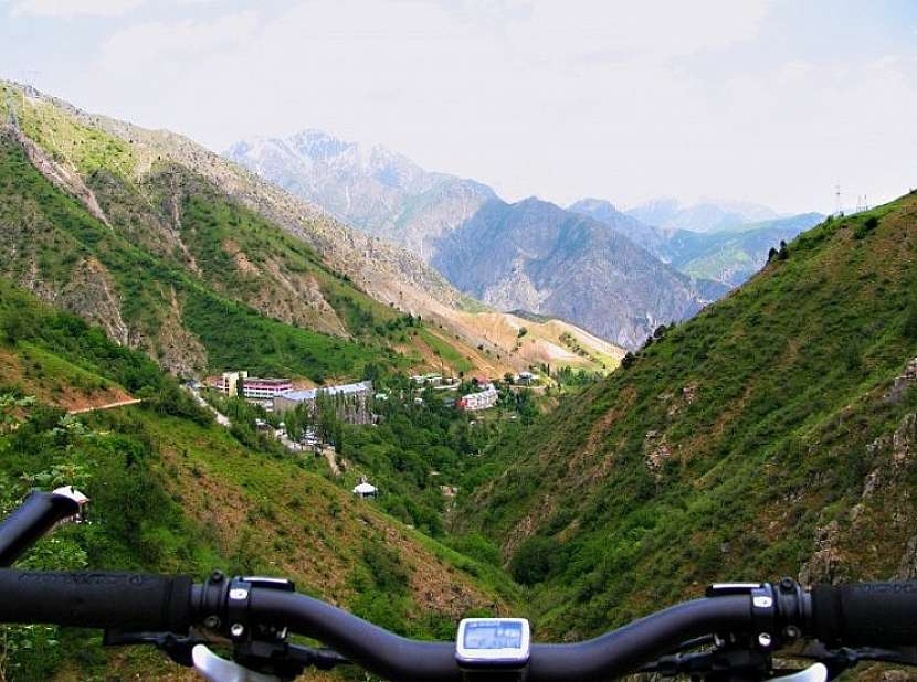 Na kolech Tádžikistánem