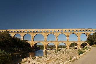 Kánoing je oblíbenou atrakcí i pod Pont du Gard.