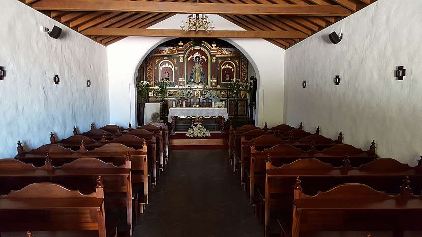 Vnitřek kostelíčku Ermita Virgen de la Salud v Arure, Gomera.