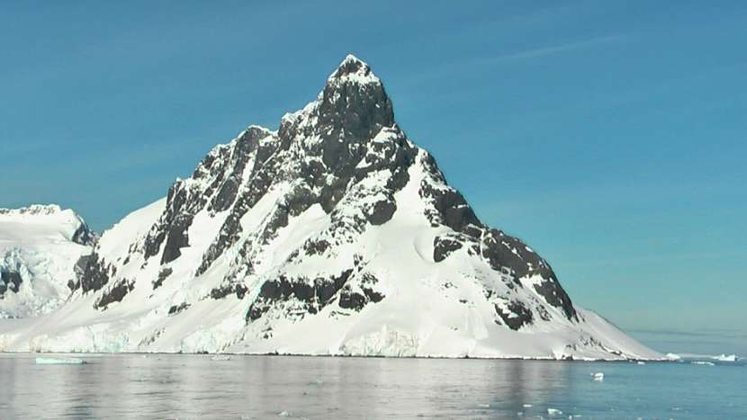 Cléry Peak (640 m.n.m.) je nejvyšší bod Mount Lacroix na severu Lemaire Channel