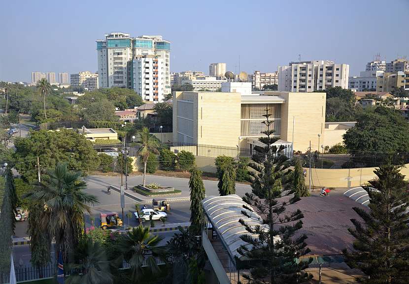Výhled z hotelu na japonskou ambasádu.