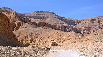 Chrám královny Hatšepsut الدير البحري‎‎ a Memnonovy kolosy