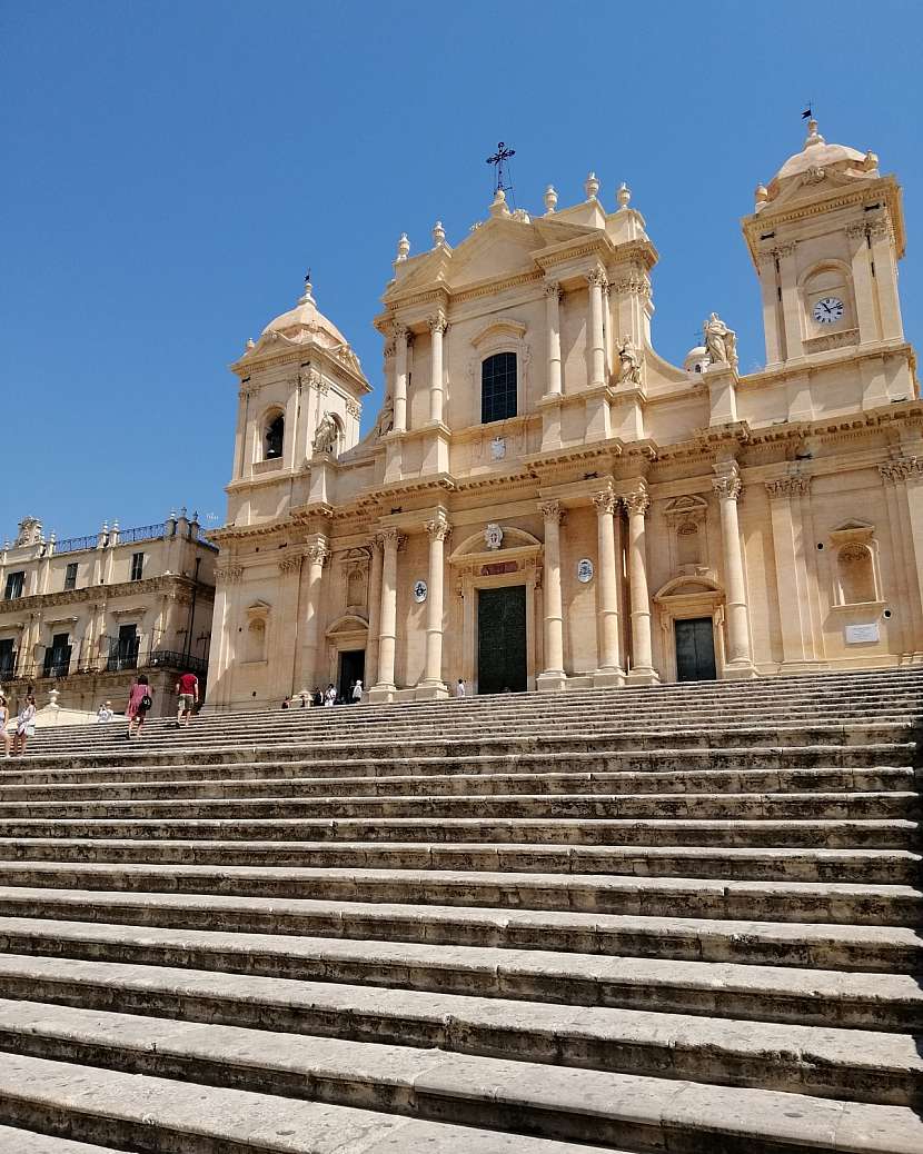 Katedrála San Nicolò di Mira v Noto na Sicílii.