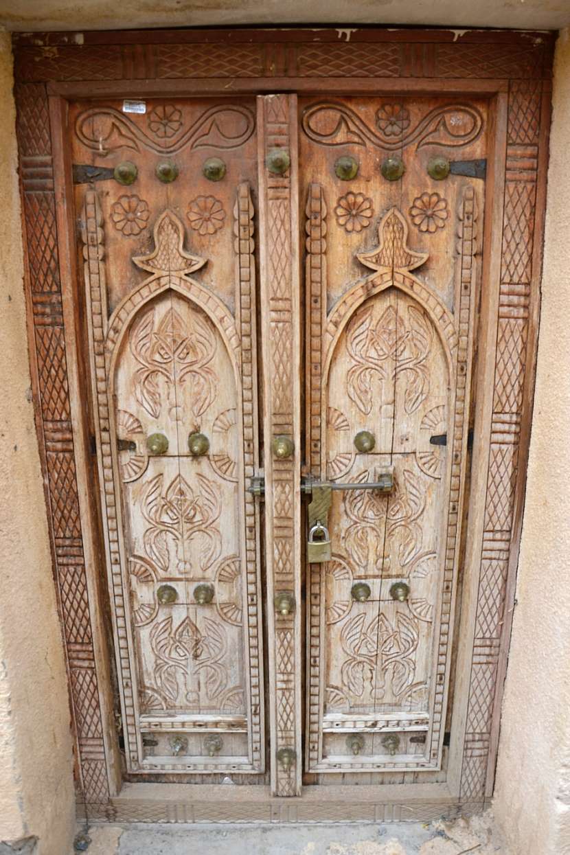 Ománské dveře jsou známé svojí kvalitní ruční výzdobou.