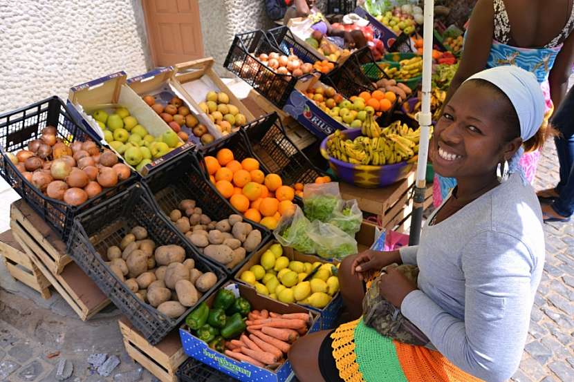 Na ulicích si můžete koupit nejrůznější ovoce a zeleninu.