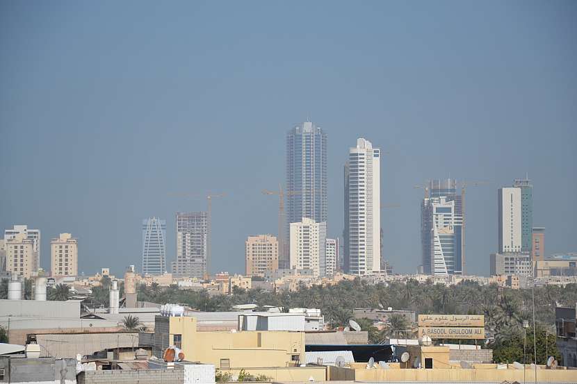 Pohled na panorama Manamy z minaretu mešity Al Khamis v Bahrajnu.