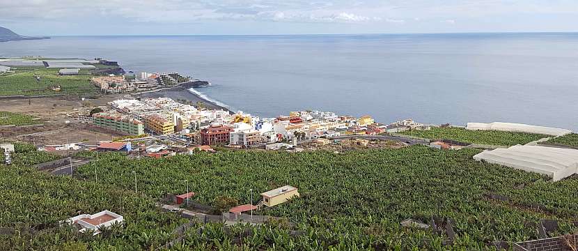 Pohled z výšky na letovisko Puerto Naos.