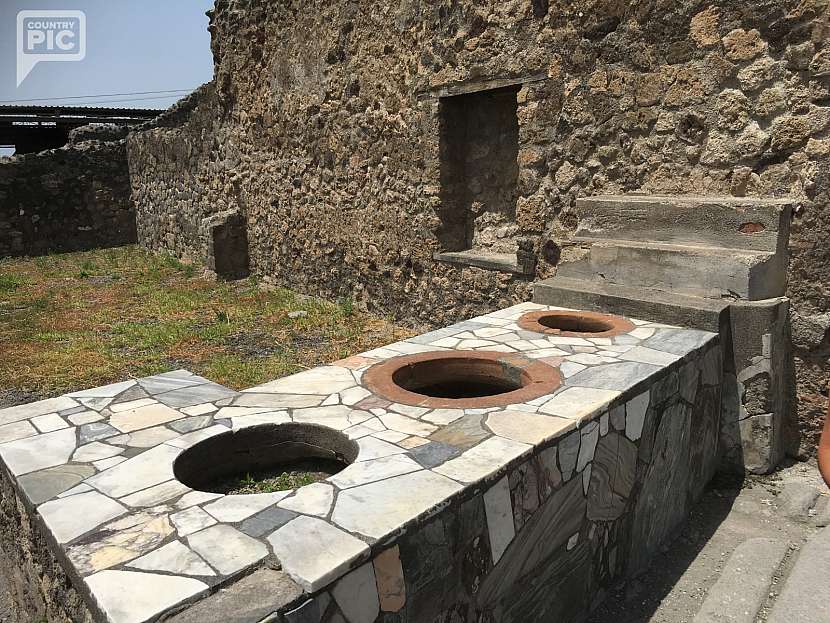 Pompeje - město zničené výbuchem sopky Vesuv
