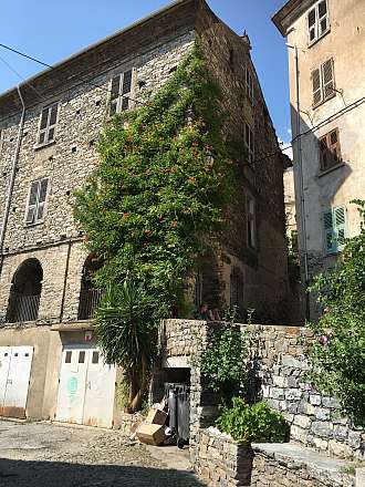 Korsika - Corte - malebné městečko s pevností z roku 1419