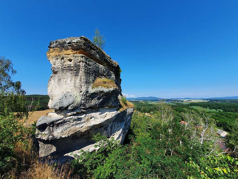 Horní plošina skalního hradu Jestřebí.