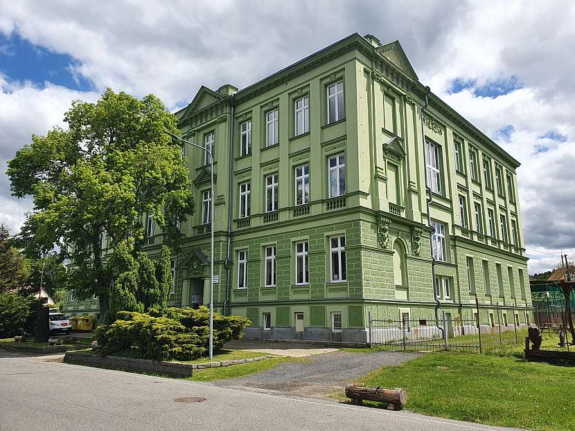 Místní základní škola a školka v Lipové.