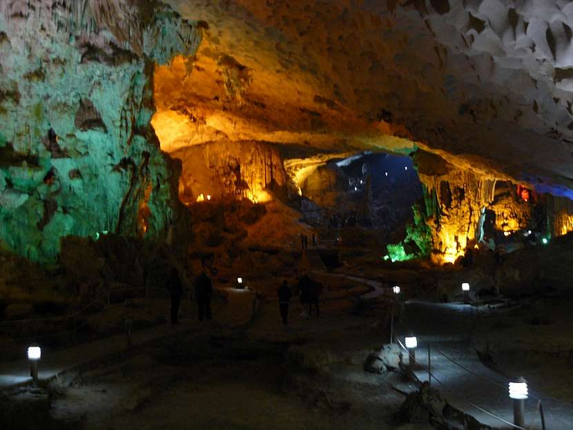 Ha Long - zátoka, kde řádili draci