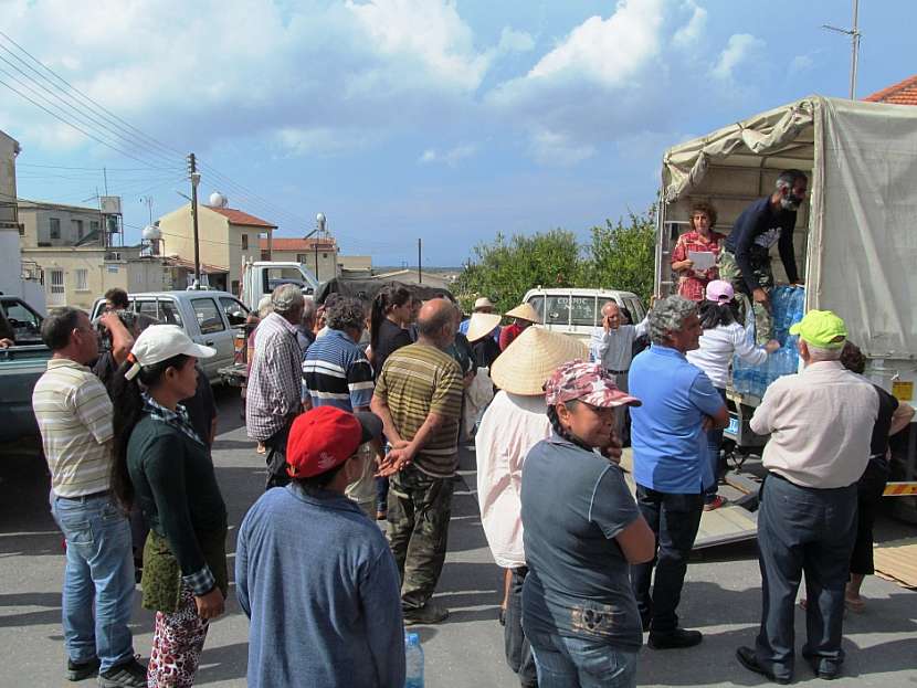obyvatelé vesničky Kormatikis při přebírání materiální pomoci od OSN