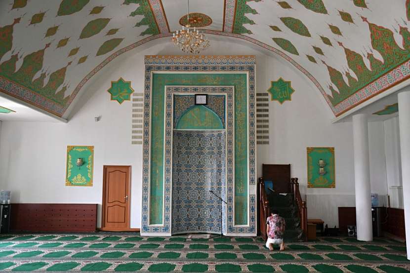Uvnitř mešity.