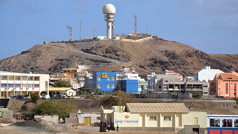 Pohled na Espargos a radarovou základnu nad městem.