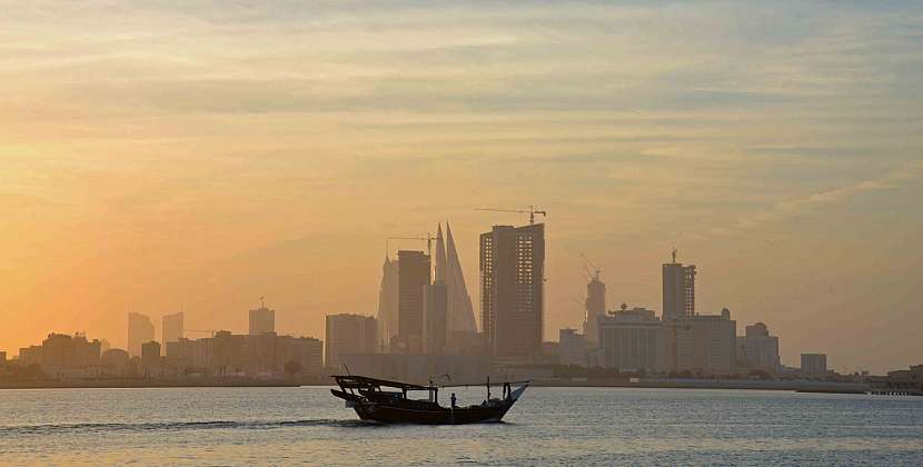 Skyline of Manama, Bahrain (Pohled na Manamu při západu slunce).