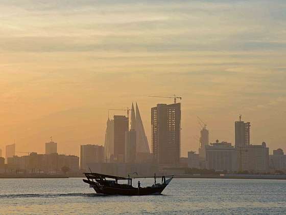 Skyline of Manama, Bahrain (Pohled na Manamu při západu slunce).