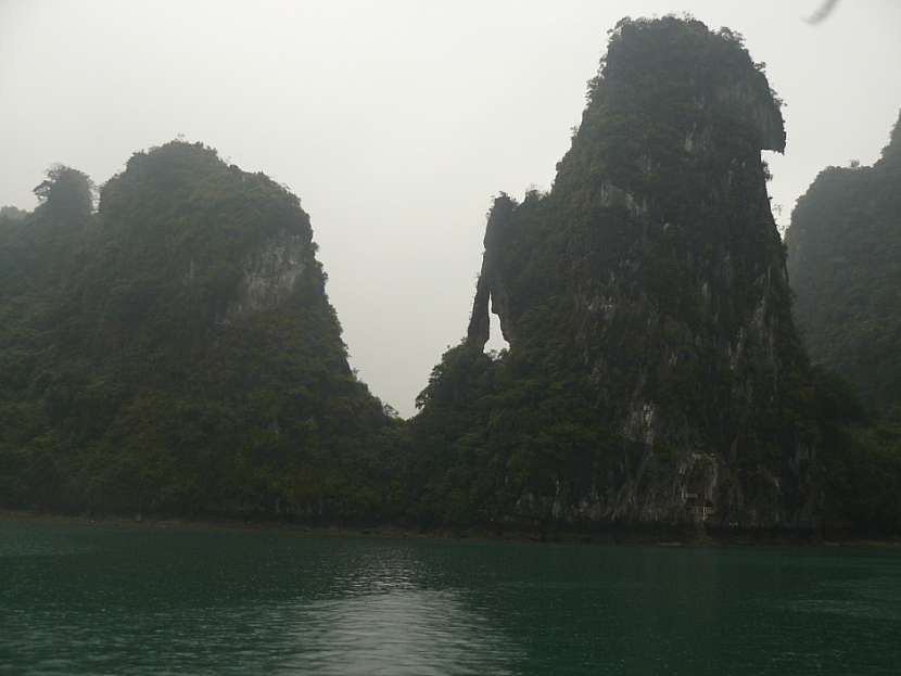 Ha Long - zátoka, kde řádili draci