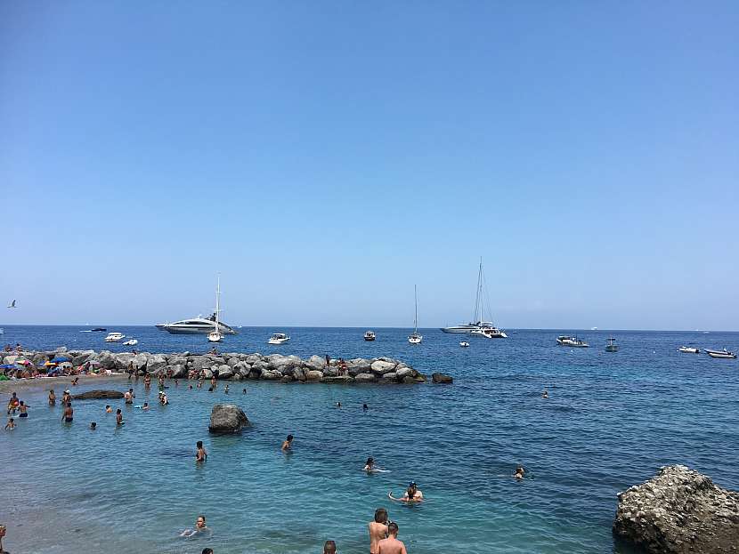 Pláží ke koupání na Capri moc není