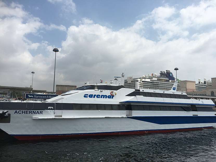 Lodě společnosti Caremar vás dopraví na ostrov Capri