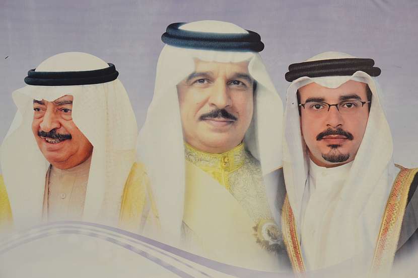 Bahrajnská královská rodina včele s králem Hamadem bin Ísá bin Salmánem Ál Chalífem a jeho syny.