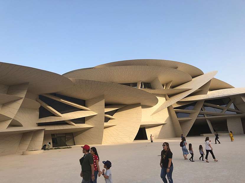 Nově otevřené národní muzeum v katarském Dauhá.