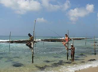Útok na kůly v oceánu v režii žen - lovení ryb na Cejlonu