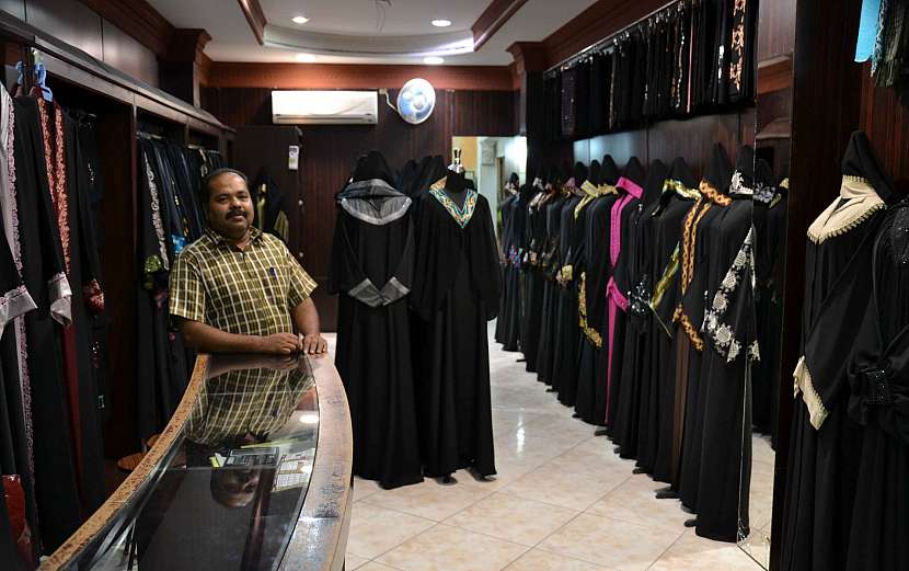 Obchod s abájemi v centru Muharraq