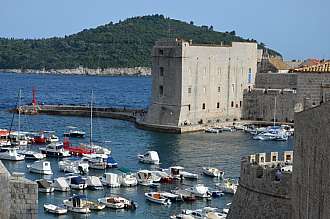 Pohled na přístav a pevnost svatého Jana.