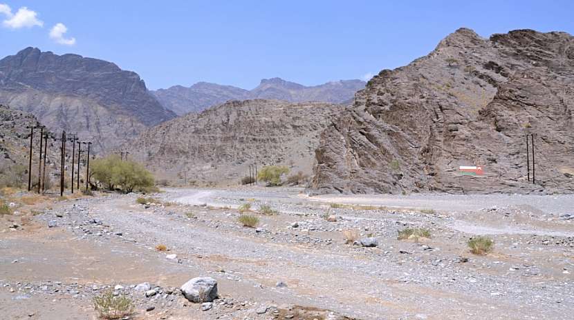 Na jedné ze skal je namalovaná ománská vlajka.