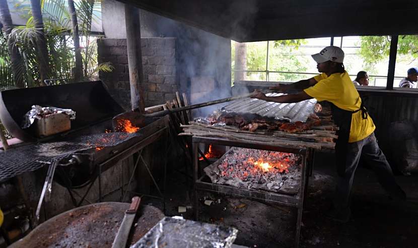 Na místním grilu můžete vyzkoušet lahodné delikatesy jamajské kuchyně (doporučujeme Jerk Chicken).