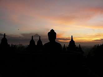 Vycházející slunce nad Borobodurem