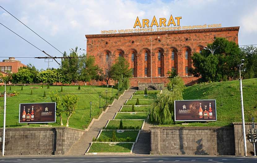 Továrna na výrobu vyhlášeného arménského koňaku.