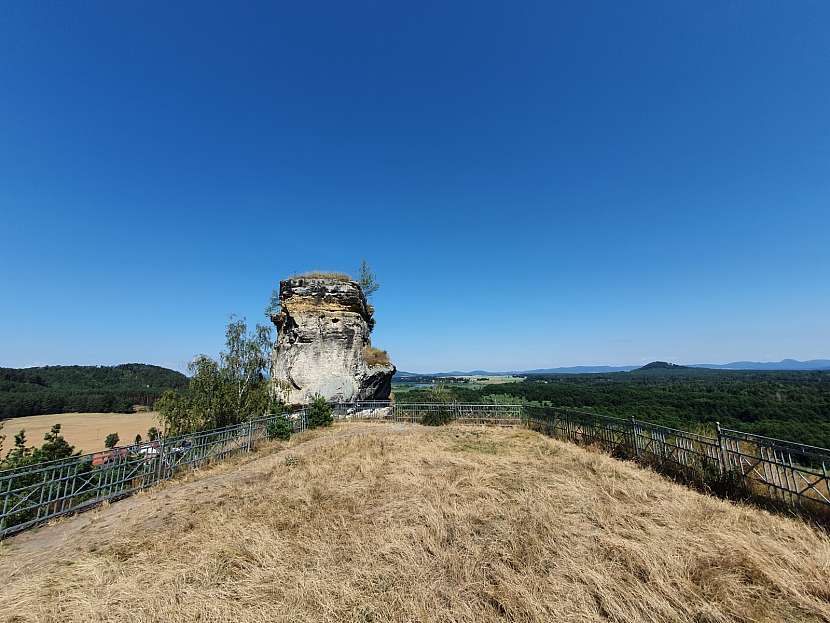 Dolní plošina skalního hradu Jestřebí.