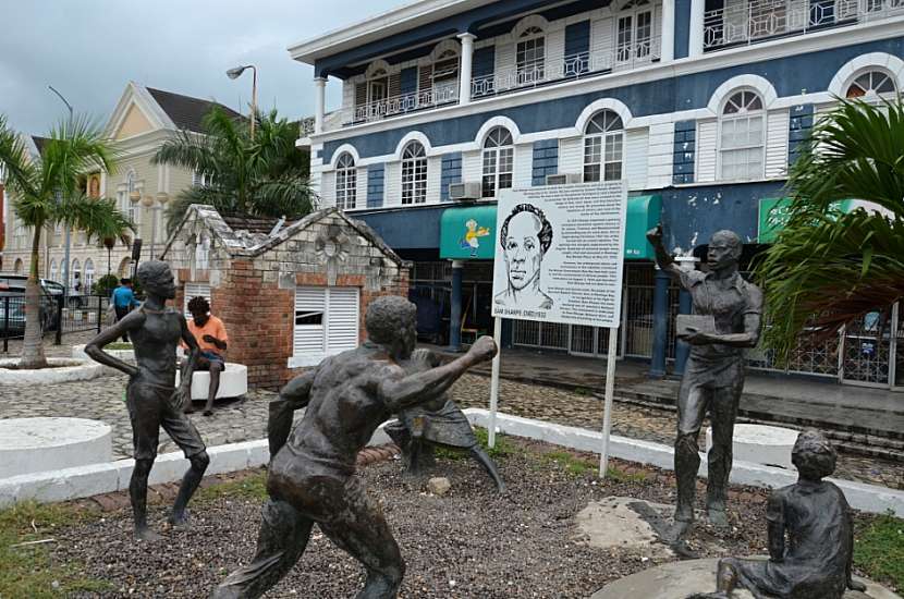 Hlavní náměstí v Montego Bay a pomník vůdce otroků pana Sharpa.
