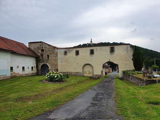 Zbytky cisterciánského kláštera v obci Klášter u Nepomuka.