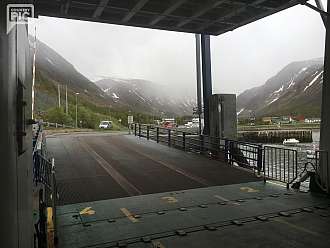 Trajekt Øksfjord - Bergsfjord. Cena osoby bez auta není vysoká.