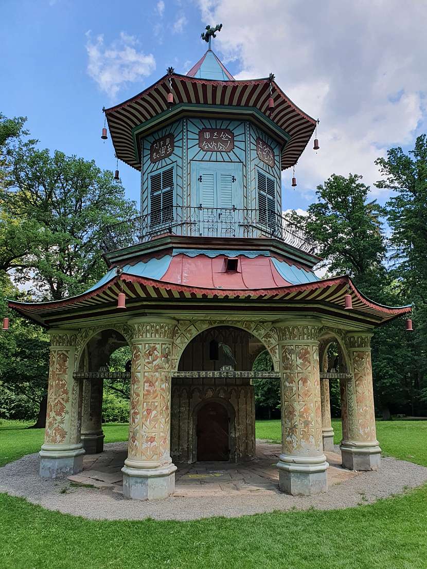 Čínský pavilon ve vlašimském zámeckém parku.