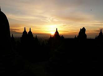 Vycházející slunce nad Borobodurem
