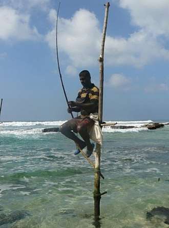 Útok na kůly v oceánu v režii žen - lovení ryb na Cejlonu