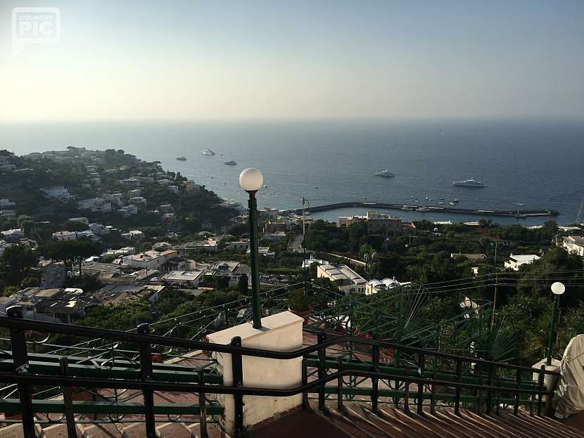 Výhled z městečka Capri na přístaviště