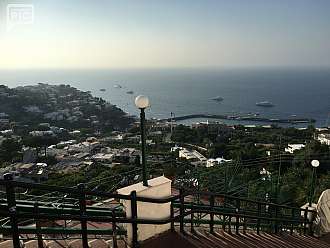 Výhled z městečka Capri na přístaviště
