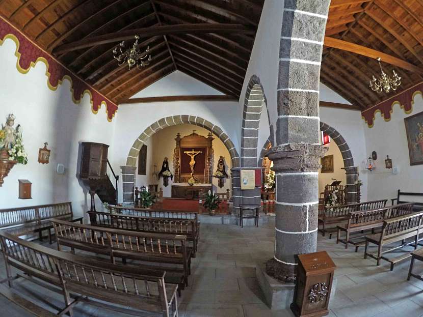 Uvnitř kostelíčku Nuestra Señora de la Candelaria de Chipude.