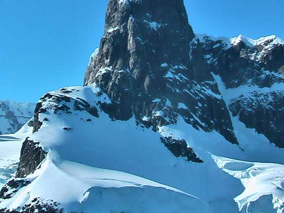 Cléry Peak (640 m.n.m.) je nejvyšší bod Mount Lacroix