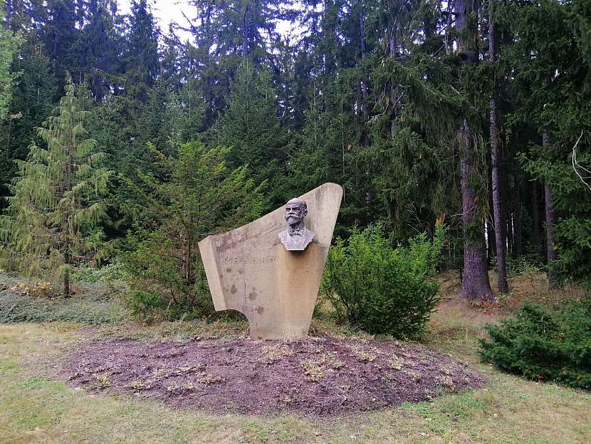 Pomník věnovaný Antonínovi Dvořákovi