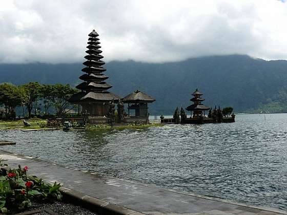 Z jihu ostrova Bali na sever - Chrám Ulun Danau Bratan