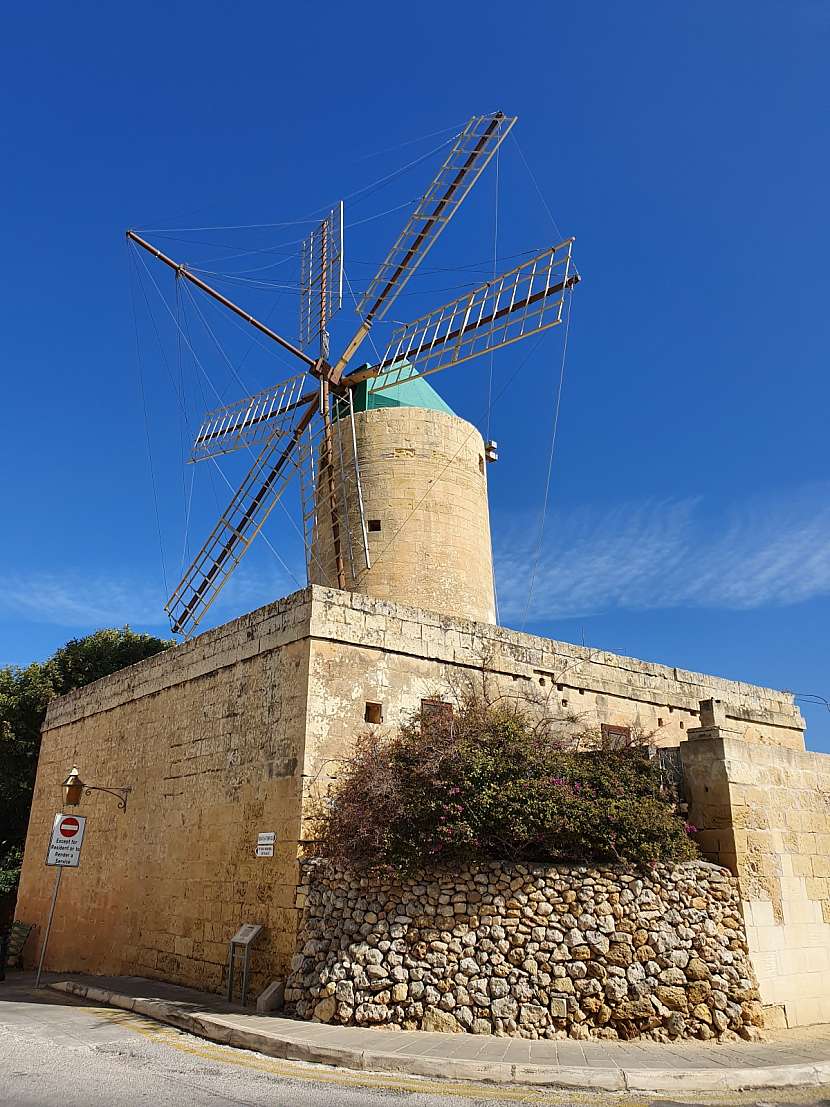 Větrný mlýn Ta`Kola ve vesničce Xagħra na 2.největším maltském ostrově Gozo.